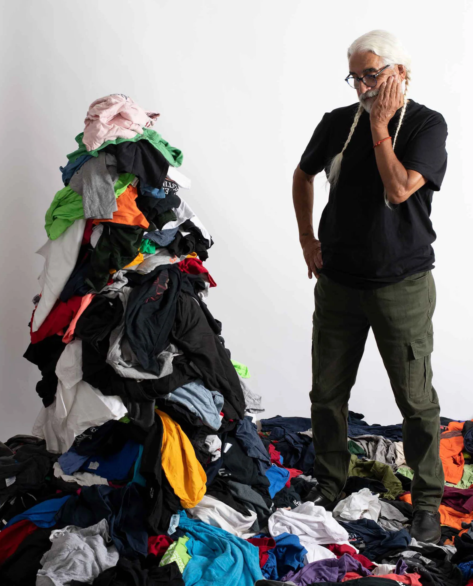 https://everywhereapparel.com/cdn/shop/files/everywhere-apparel-Luis-staring-at-pile-of-clothes-1800x2912_a41f329e-85c3-466c-9ea3-43d5148b7cc2_1780x_2.png?v=1698597641